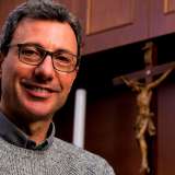 Prima di entrare, facciamo la conoscenza del 56enne sacerdote don Tino, qui dal 2014